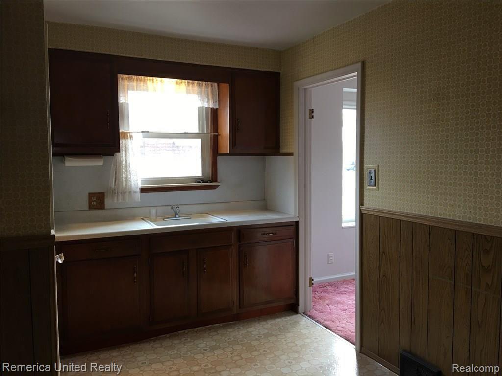 12828 Rosedale Street Southgate, MI 48195 - Photo 13 of 26 IMG_3812.JPG