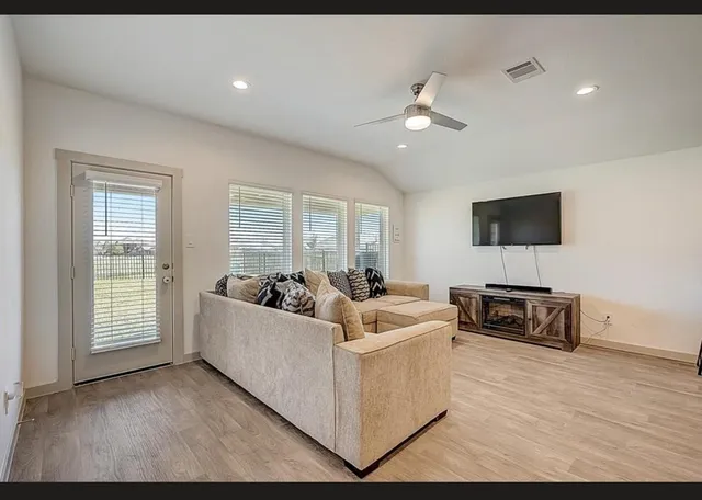 $2,650 | 1246 Truckee River Drive, Rosharon, TX 77583