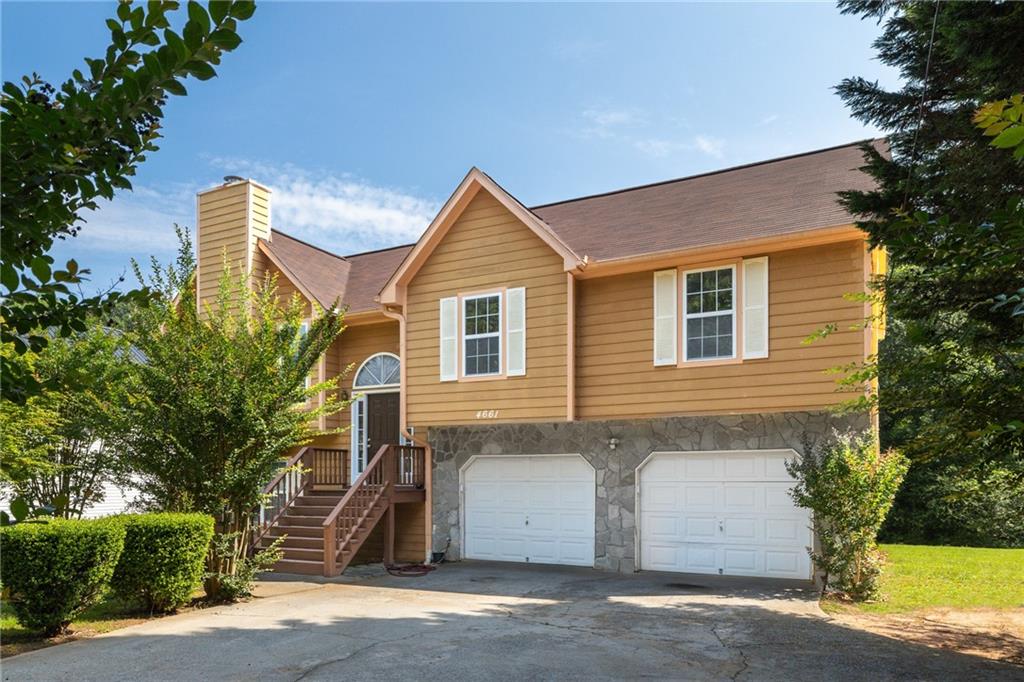 a view of a house with a yard