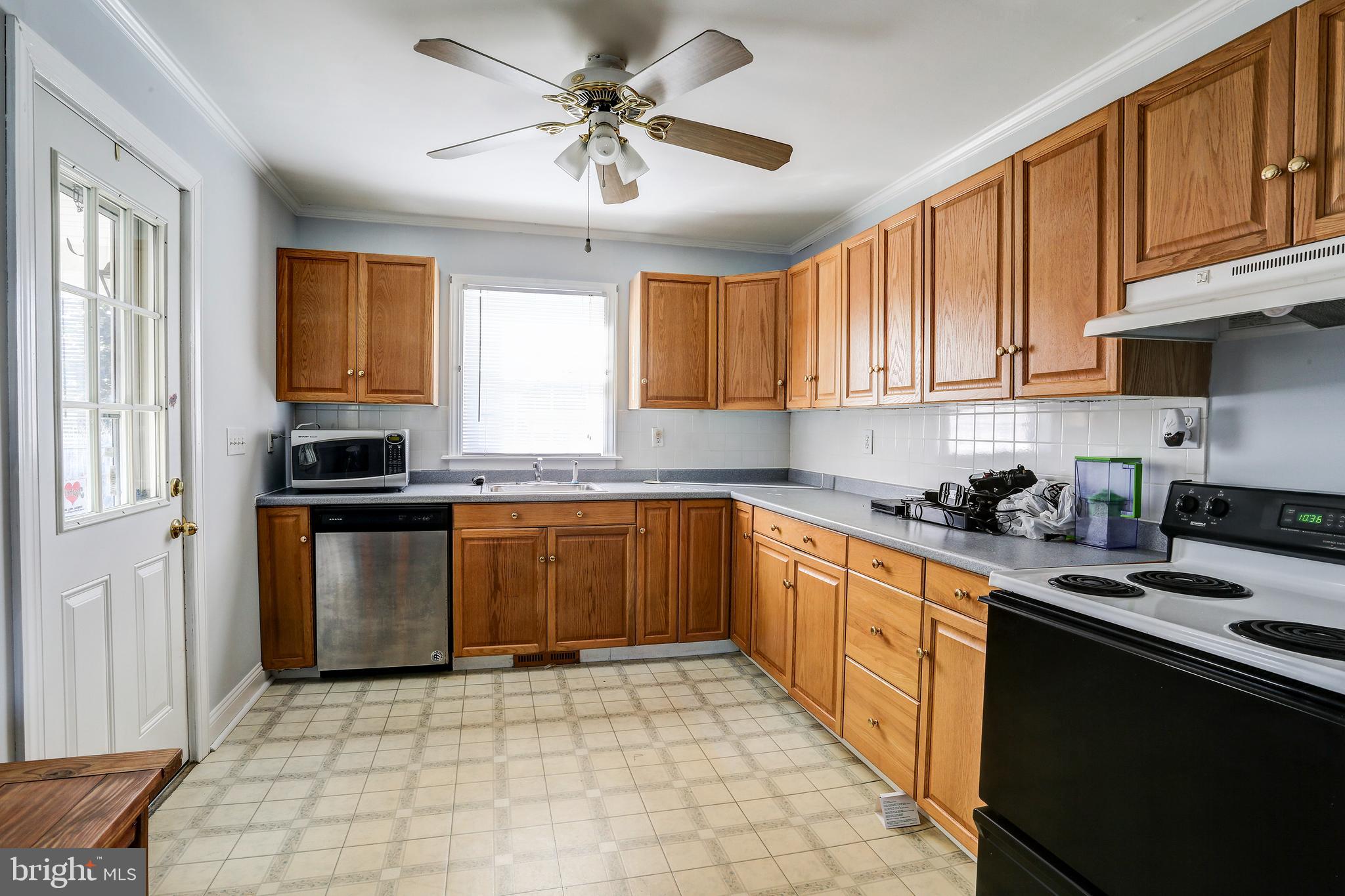1201 Meadow View Road Pasadena, MD 21122 - Photo 6 of 34 Main level kitchen