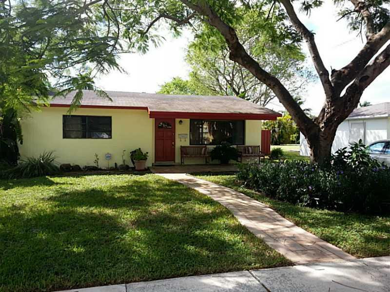 1016 North 31st Road Hollywood, FL 33021 - Photo 1 of 6 Exterior Front