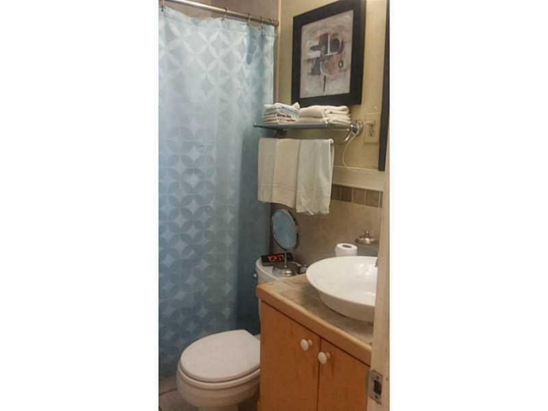 1016 North 31st Road Hollywood, FL 33021 - Photo 3 of 6 Bathroom