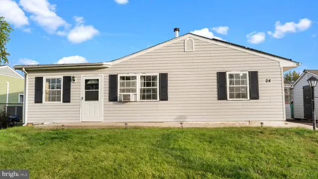 a view of house with backyard