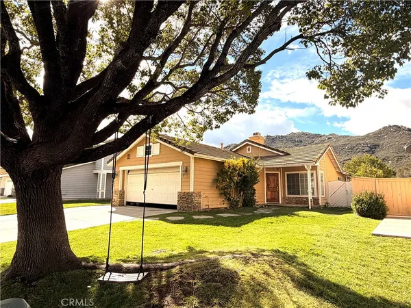a view of a house with a backyard