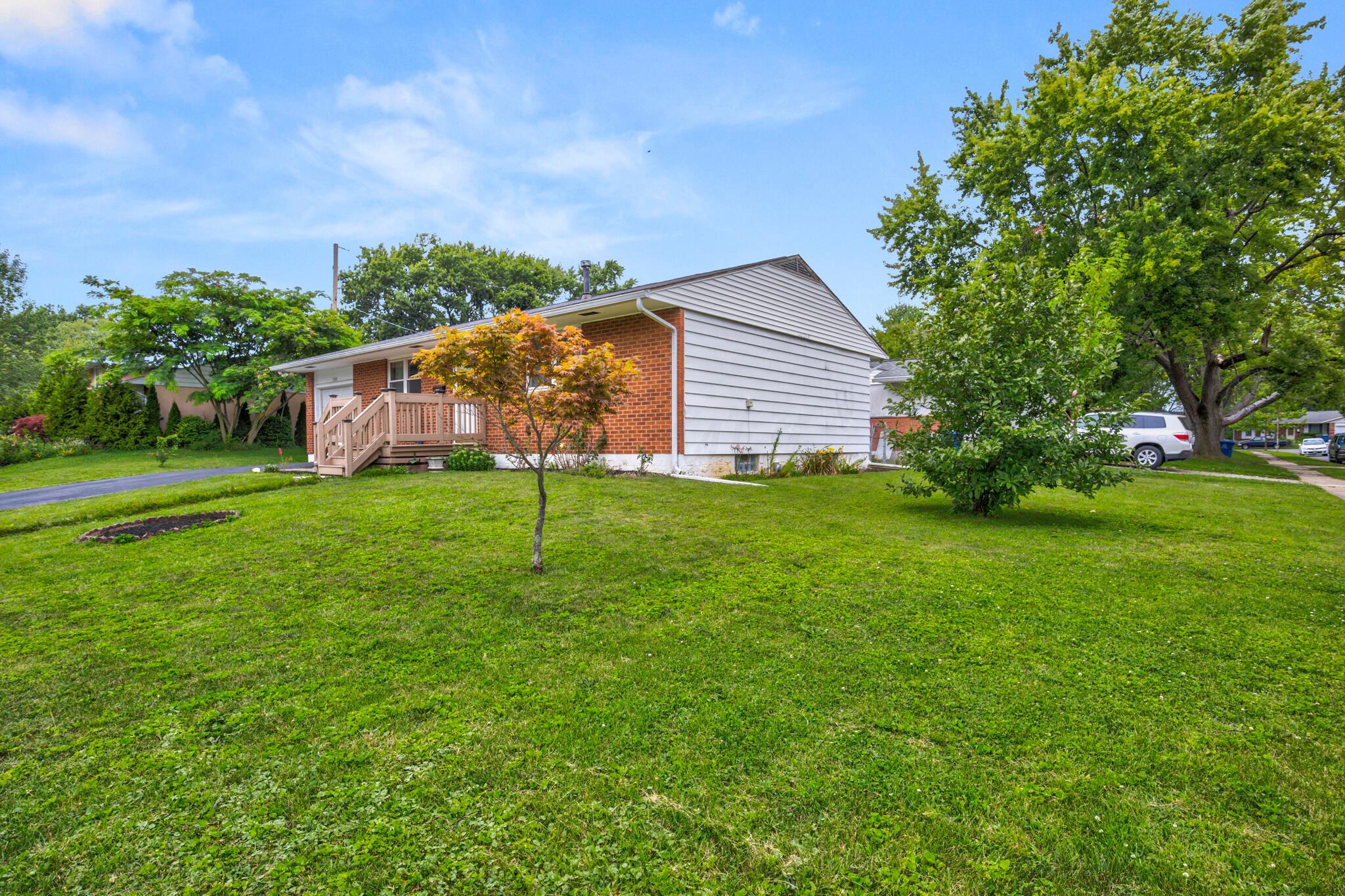 1502 Norma Road Columbus, OH 43229 - Photo 3 of 14 Large Corner Lot