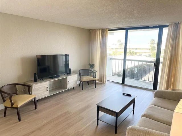 $2,900 | 400 Island Way, Unit 206, Clearwater Beach, FL 33767
