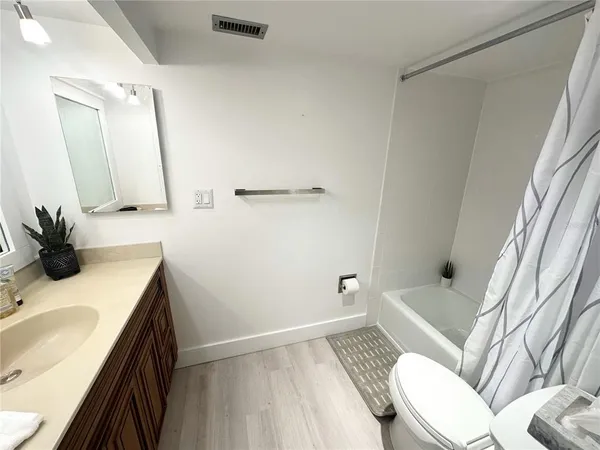 $2,900 | 400 Island Way, Unit 206, Clearwater Beach, FL 33767