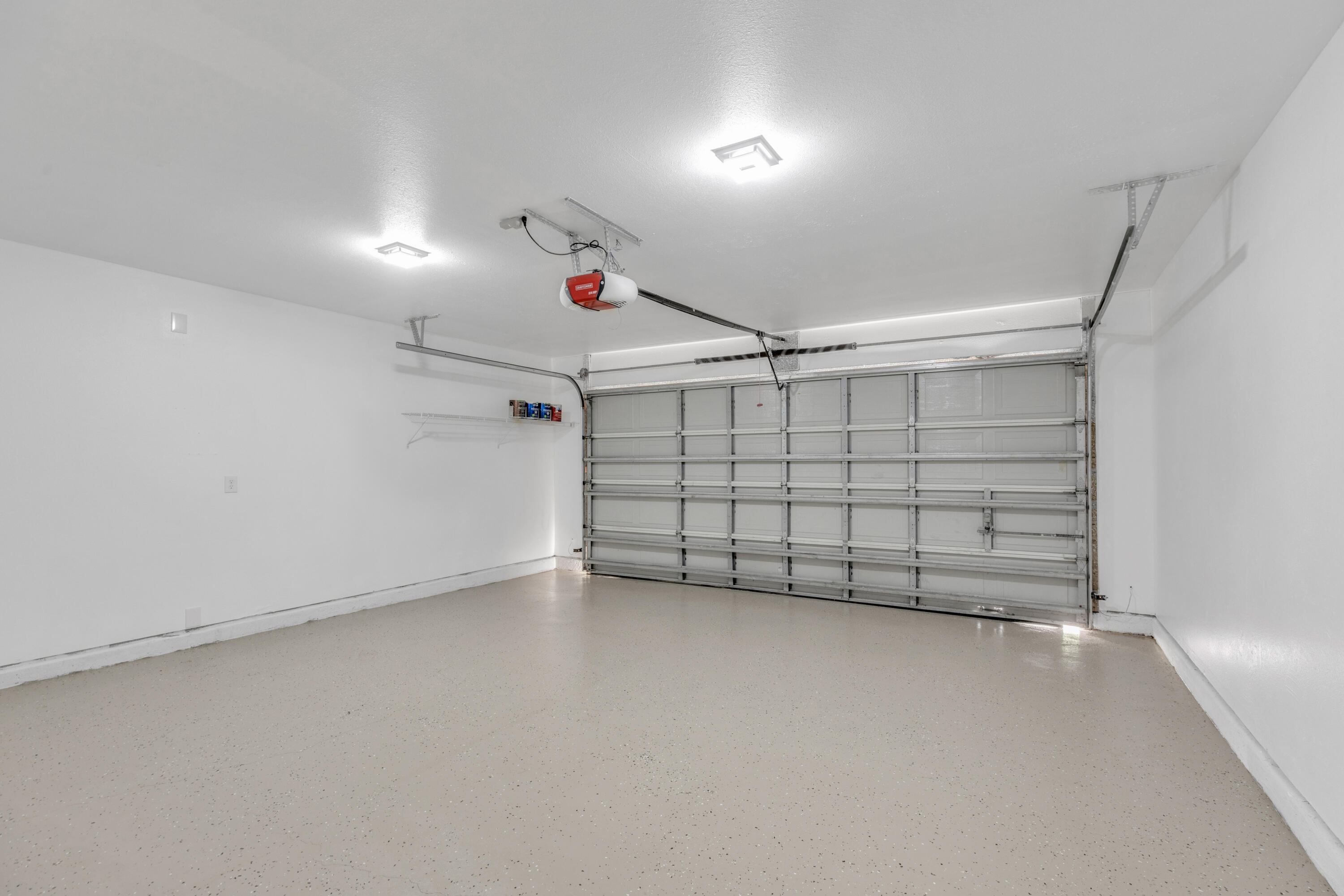 203 Riverchase Boulevard Crestview, FL 32536 - Photo 33 of 36 an empty room with cabinet and mirrors