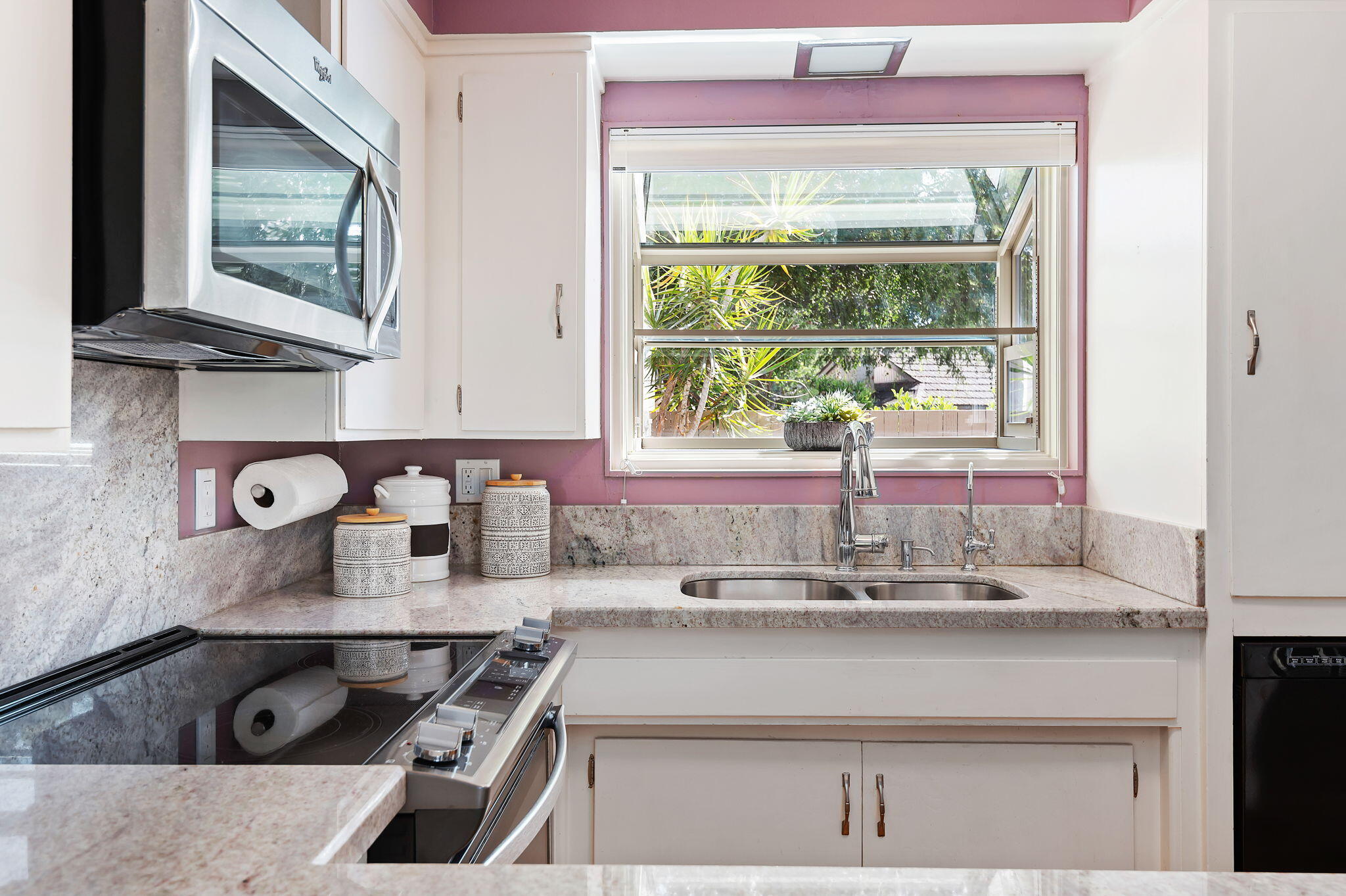 5796 Encina Road, Unit 2 Goleta, CA 93117 - Photo 10 of 38 Kitchen and bay window
