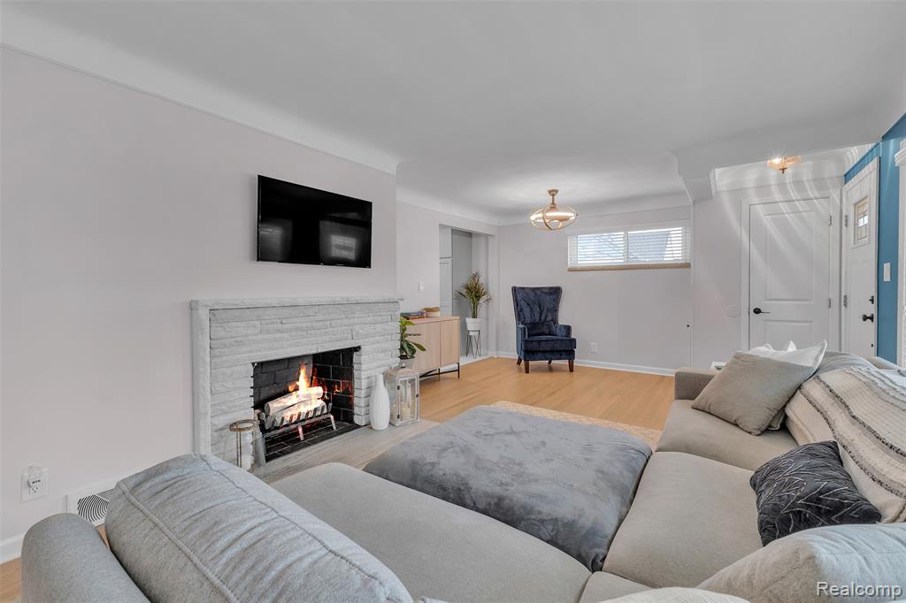 765 Vernier Road Grosse Pointe Woods, MI 48236 - Photo 11 of 49