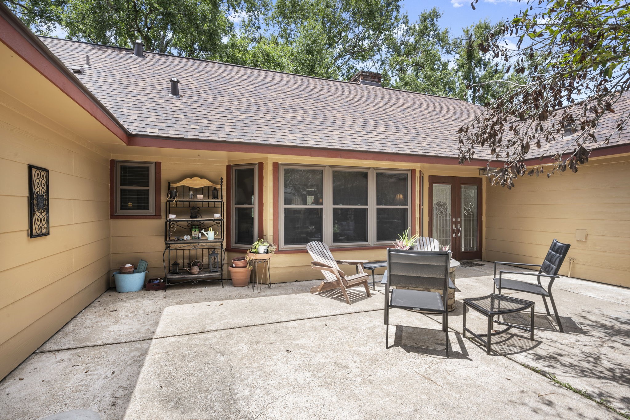 2506 Teague Road Houston, TX 77080 - Photo 13 of 33 a view of a patio with table and chairs and potted plants
