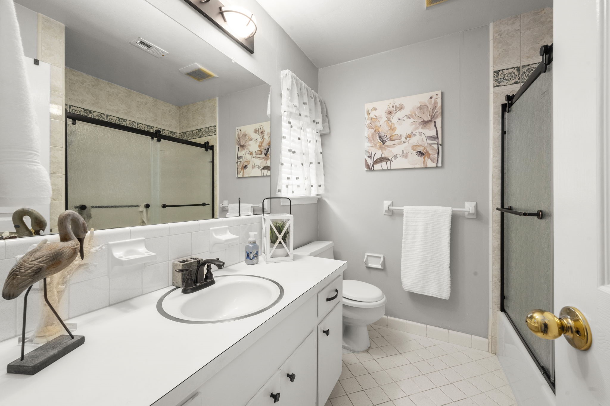 2506 Teague Road Houston, TX 77080 - Photo 27 of 33 a bathroom with a toilet sink and mirror