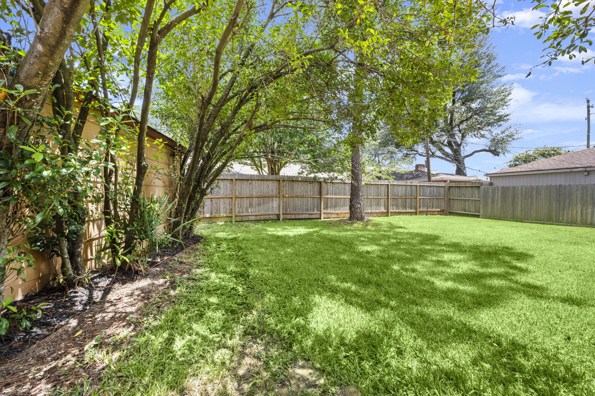 2506 Teague Road Houston, TX 77080 - Photo 31 of 33 a view of a backyard with a large tree