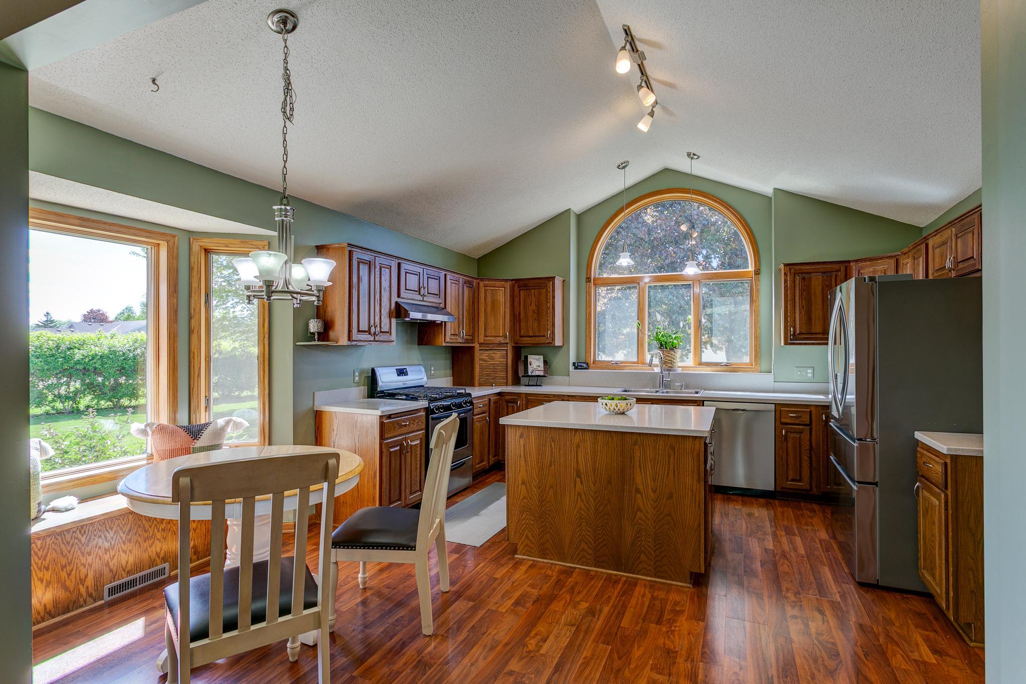7488 Newbury Road Woodbury, MN 55125 - Photo 6 of 39