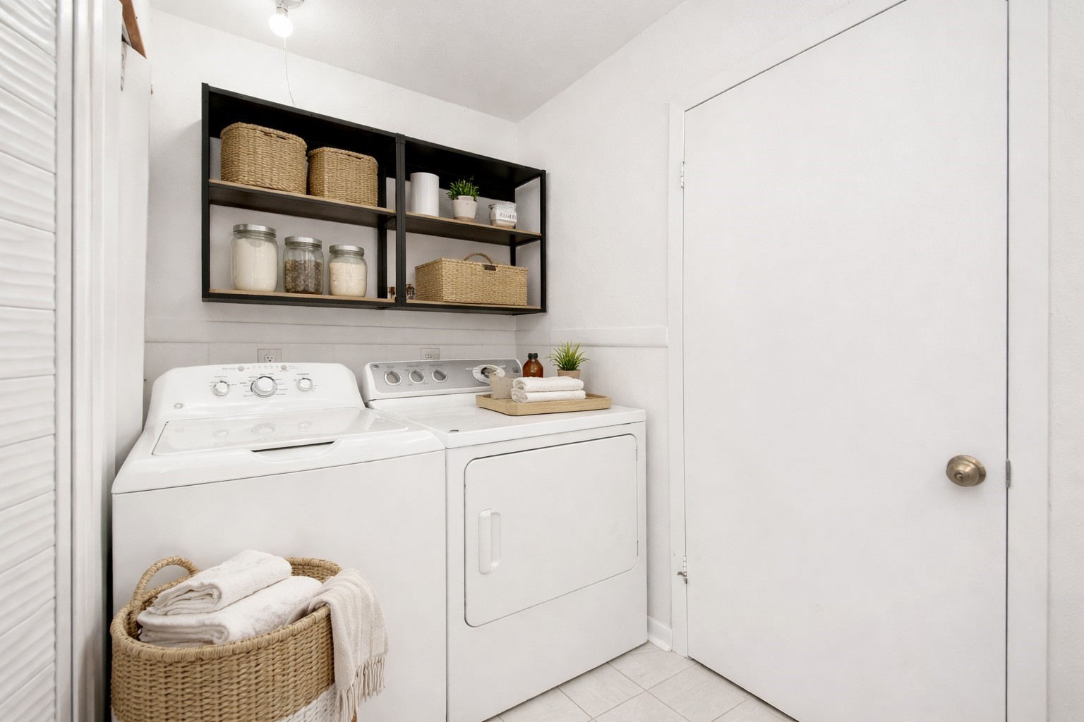 1014 Graham Drive Tomball, TX 77375 - Photo 21 of 37 a utility room with dryer and washer