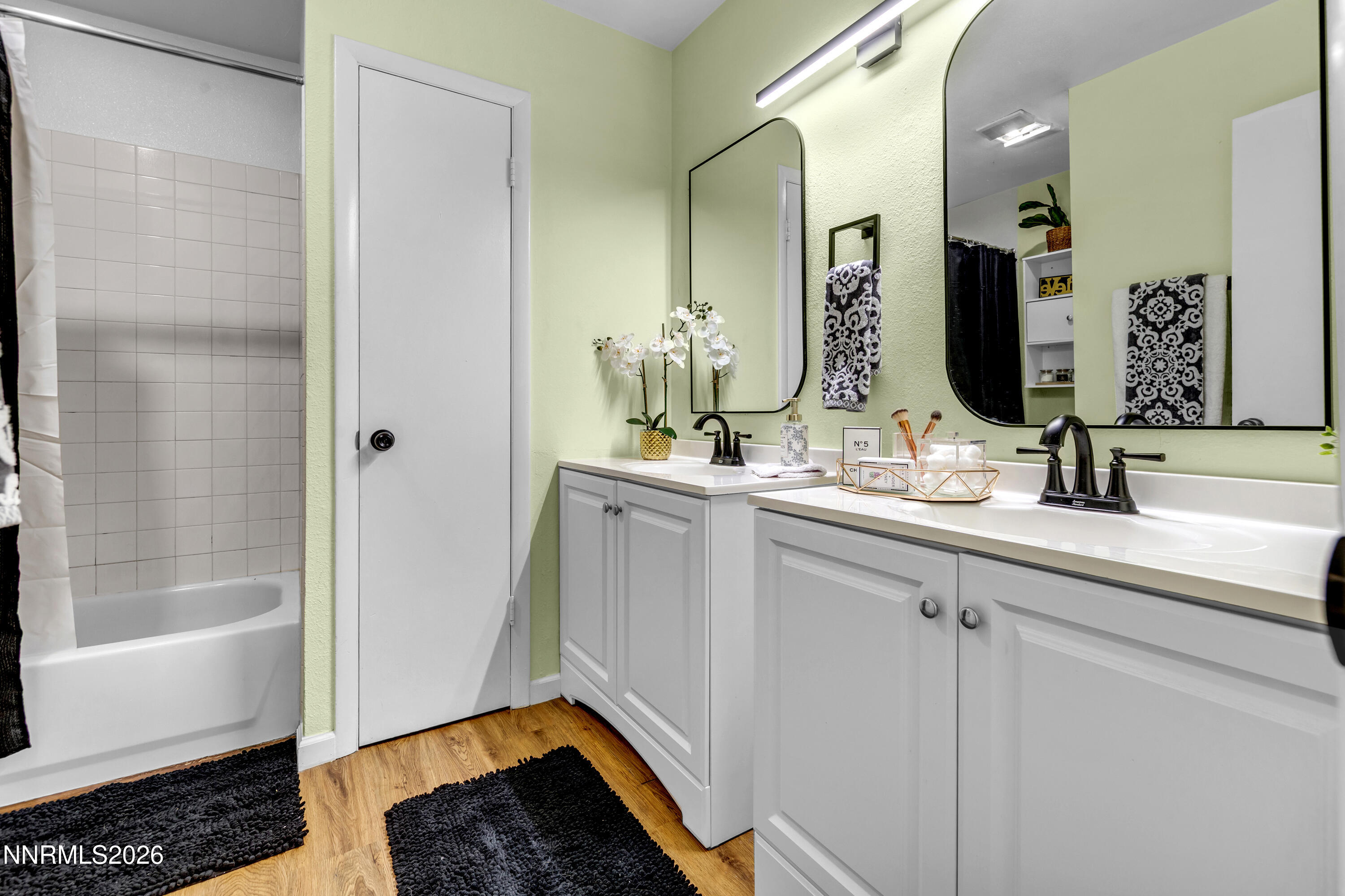 562 Smithridge Park Reno, NV 89502 - Photo 20 of 43 a bathroom with a sink and a mirror