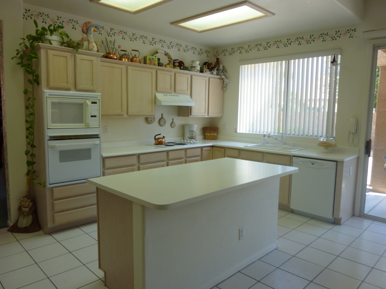 6911 West Del Rio Street Chandler, AZ 85226 - Photo 8 of 17 Light, Bright Kitchen with Island
