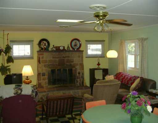 624 Kuhntown Road Somerset, PA 15501 - Photo 3 of 8 Living Room.