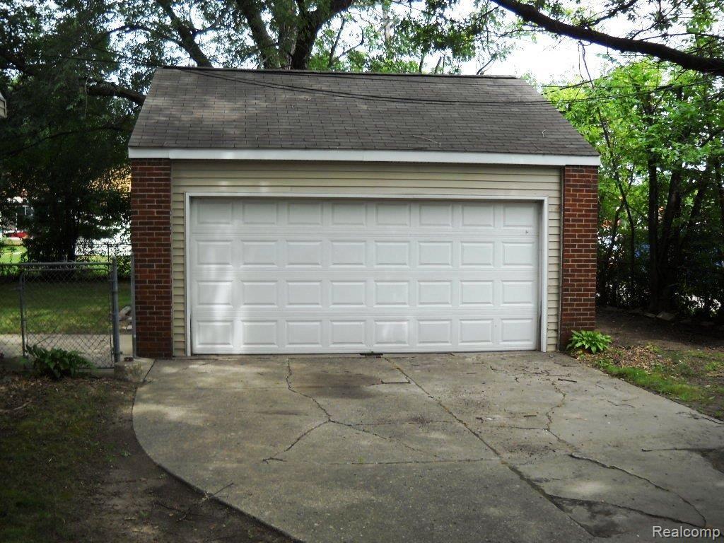 3618 Rockingham Road Royal Oak, MI 48073 - Photo 3 of 11 Garage