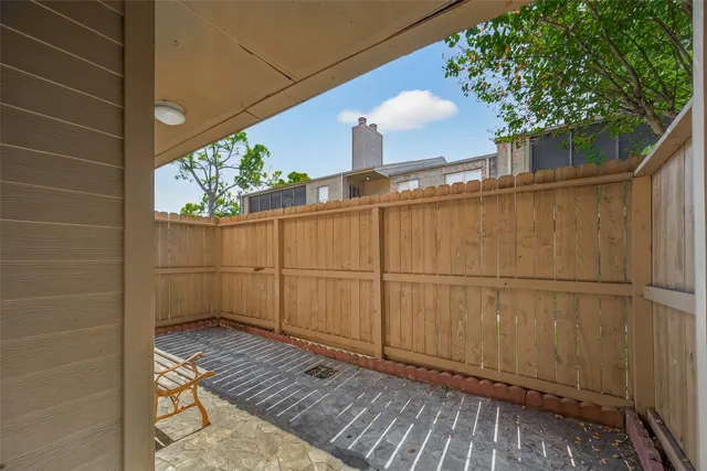 a sign that is sitting in the middle of a park