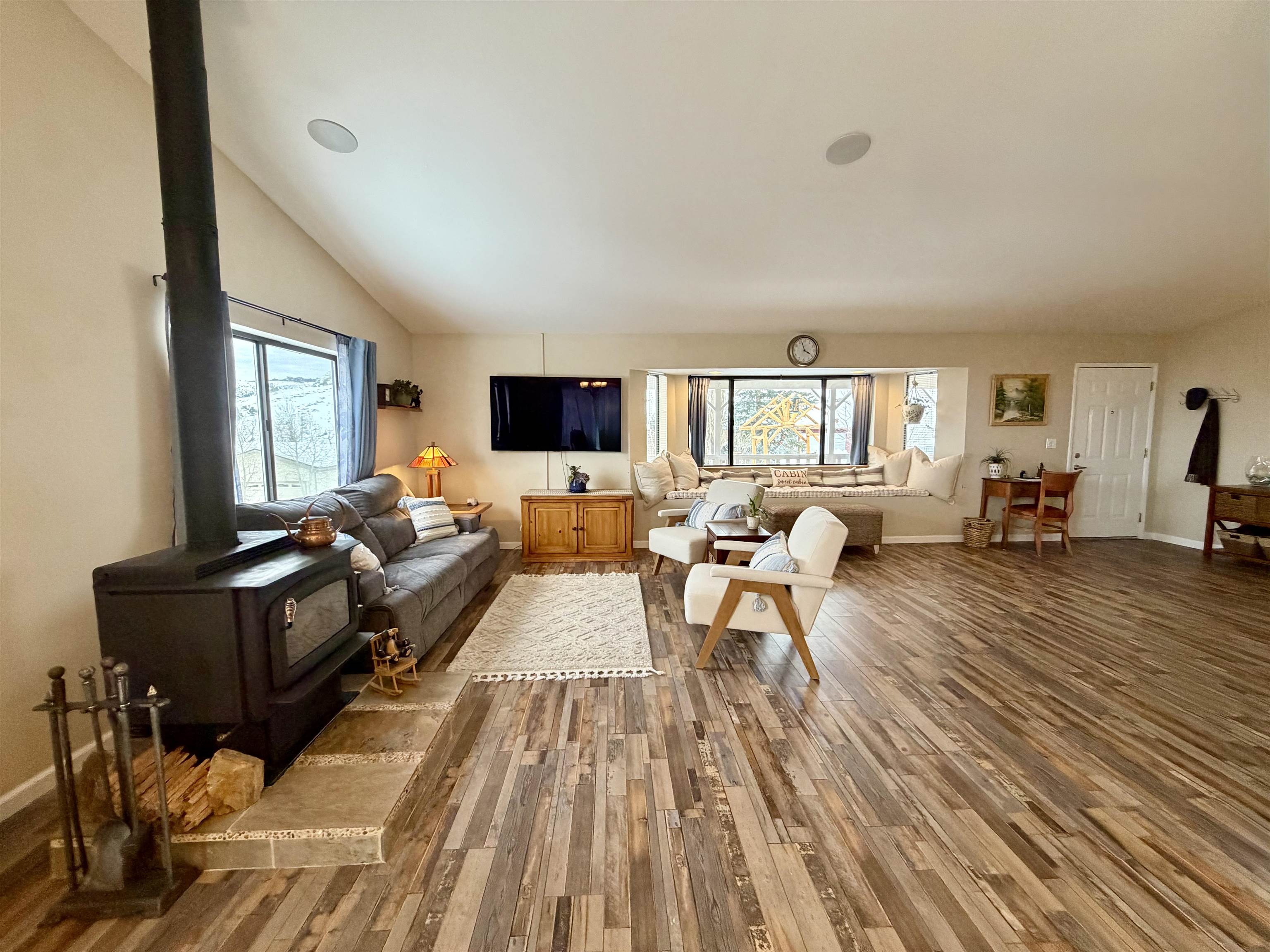 191 Alpine Drive Bishop, CA 93514 - Photo 18 of 50 a living room with furniture and a wooden floor