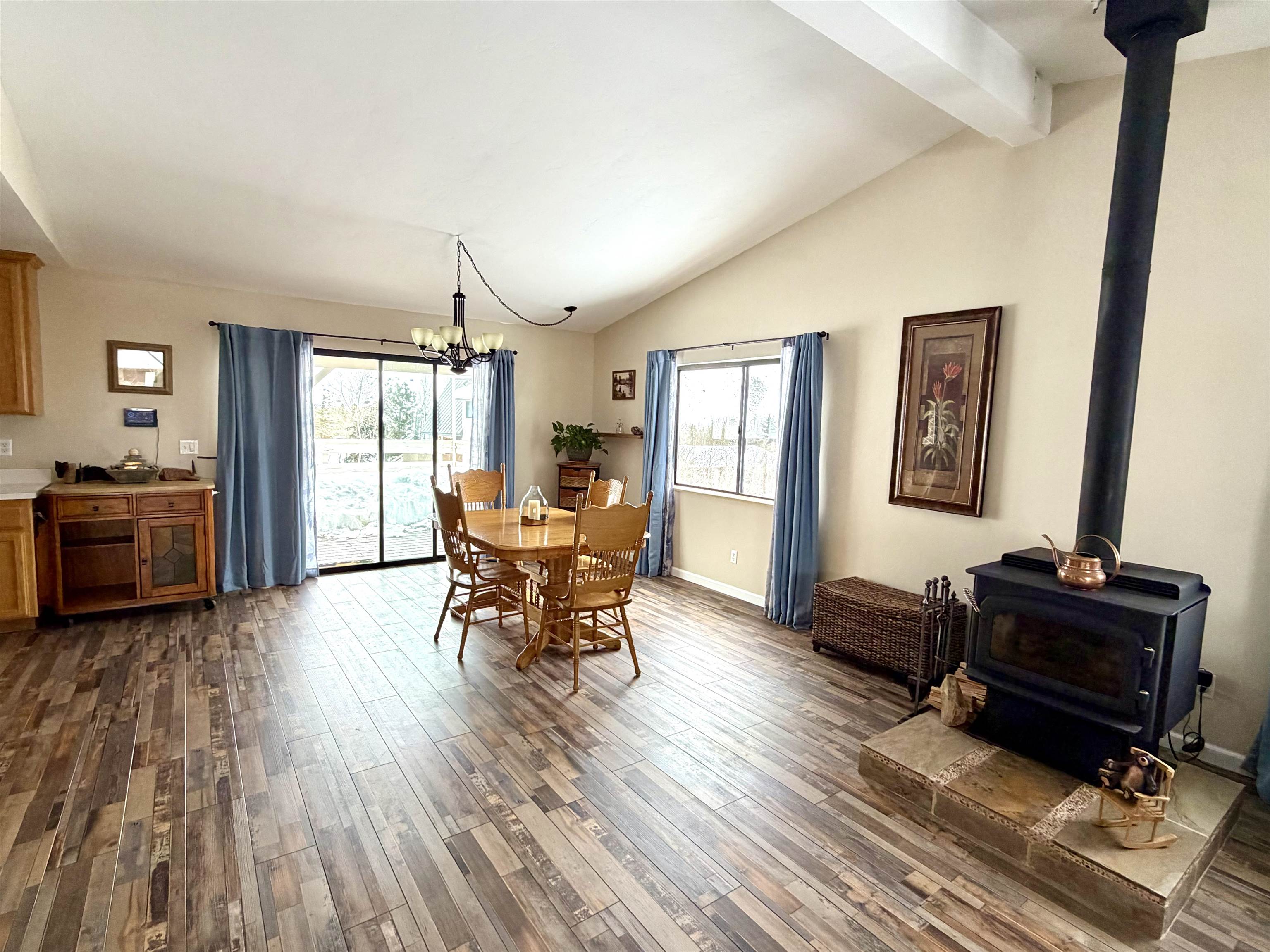 191 Alpine Drive Bishop, CA 93514 - Photo 20 of 50 a living room with furniture and a wooden floor