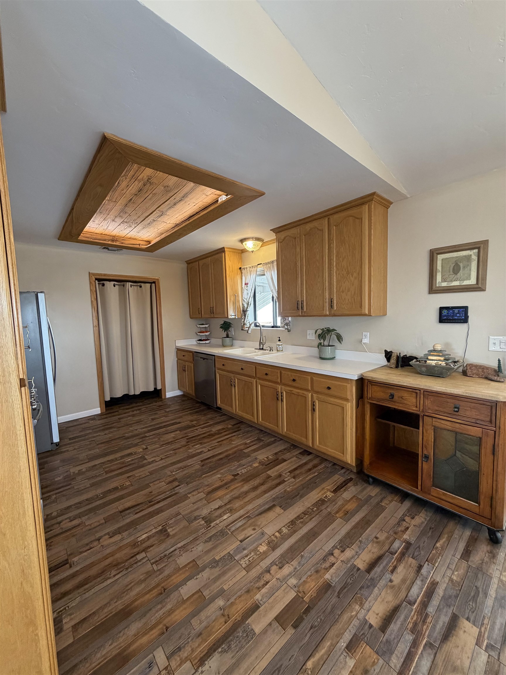 191 Alpine Drive Bishop, CA 93514 - Photo 26 of 50 a large kitchen with a stove a sink dishwasher and a refrigerator
