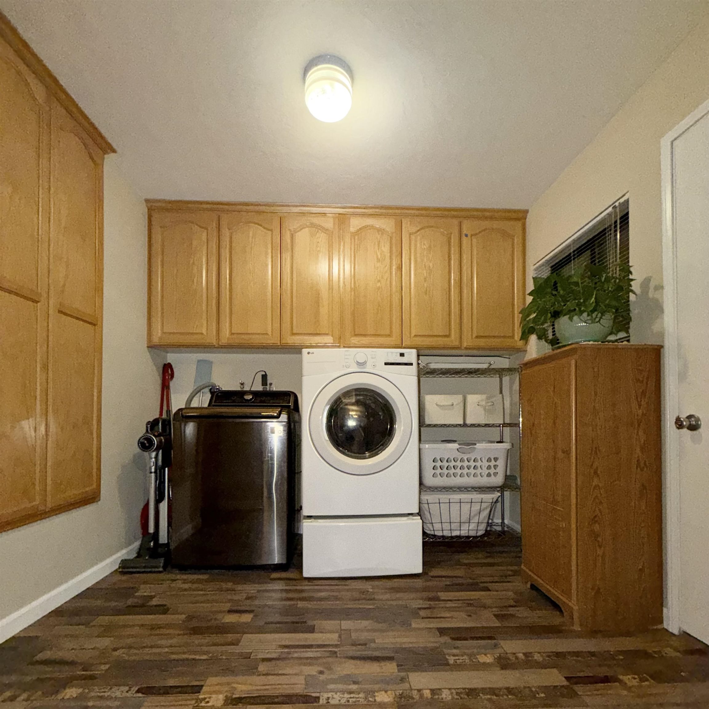 191 Alpine Drive Bishop, CA 93514 - Photo 27 of 50 a utility room with washer and dryer