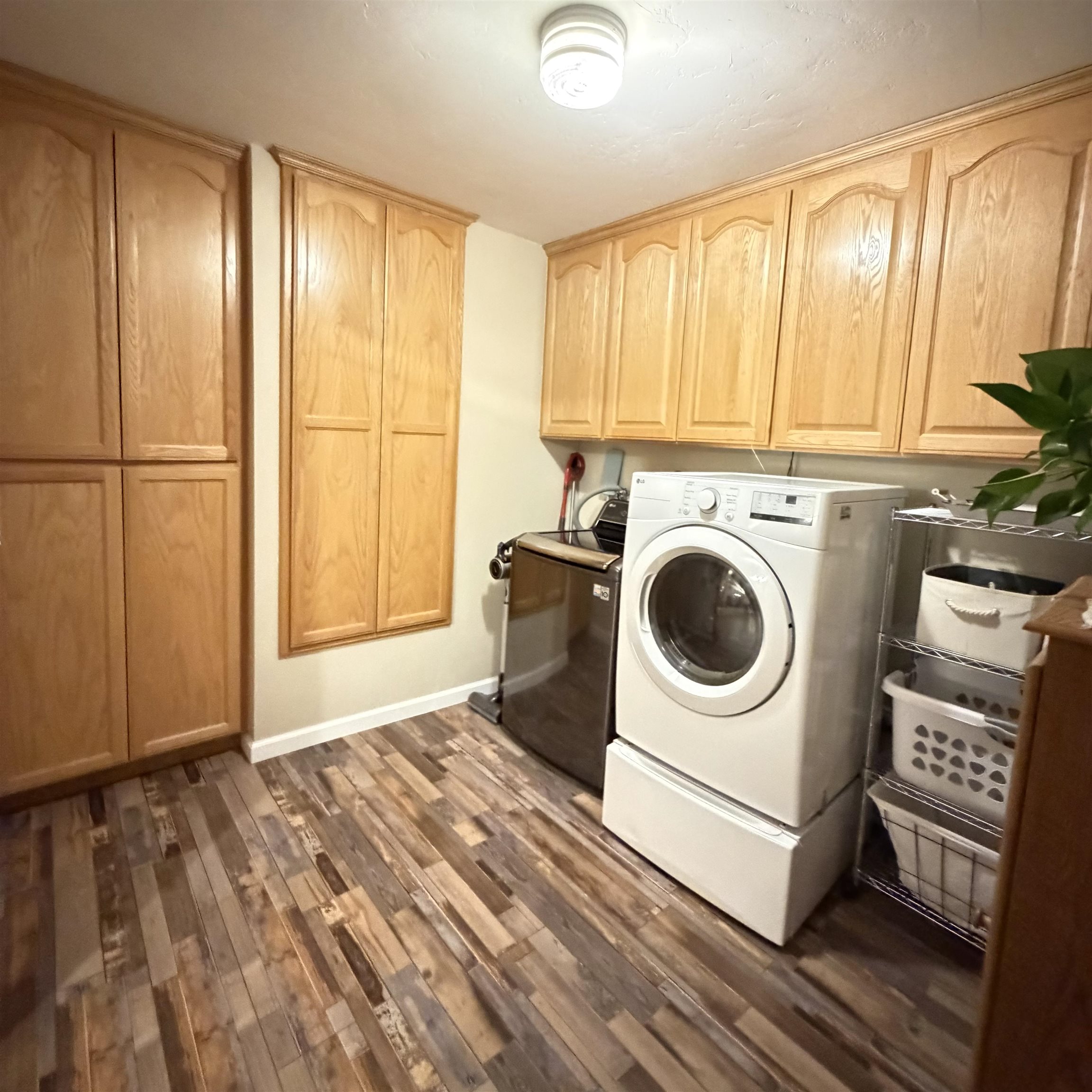 191 Alpine Drive Bishop, CA 93514 - Photo 28 of 50 a view of a kitchen with a sink washer and dryer