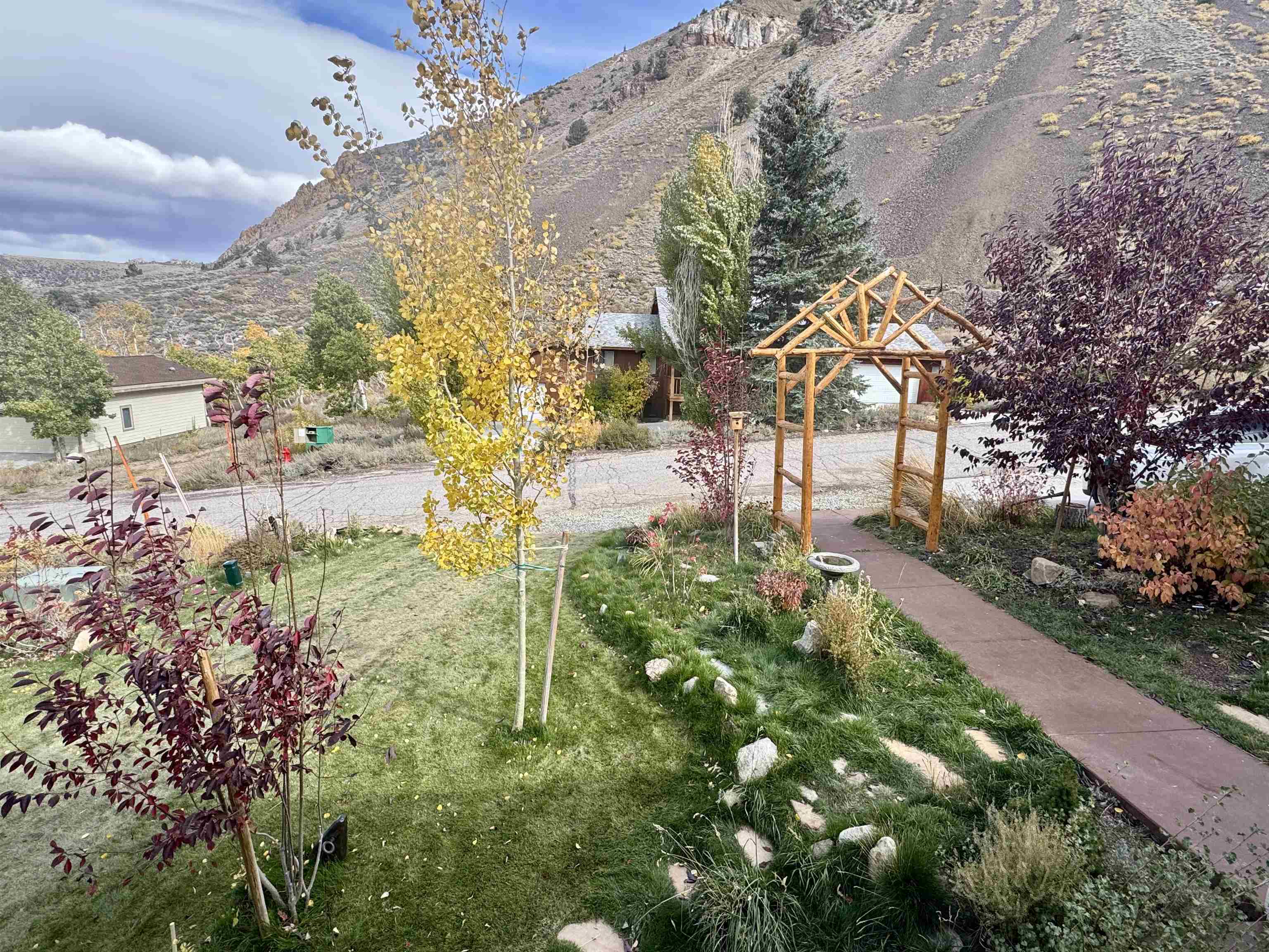 191 Alpine Drive Bishop, CA 93514 - Photo 3 of 50 a view of yard with green space