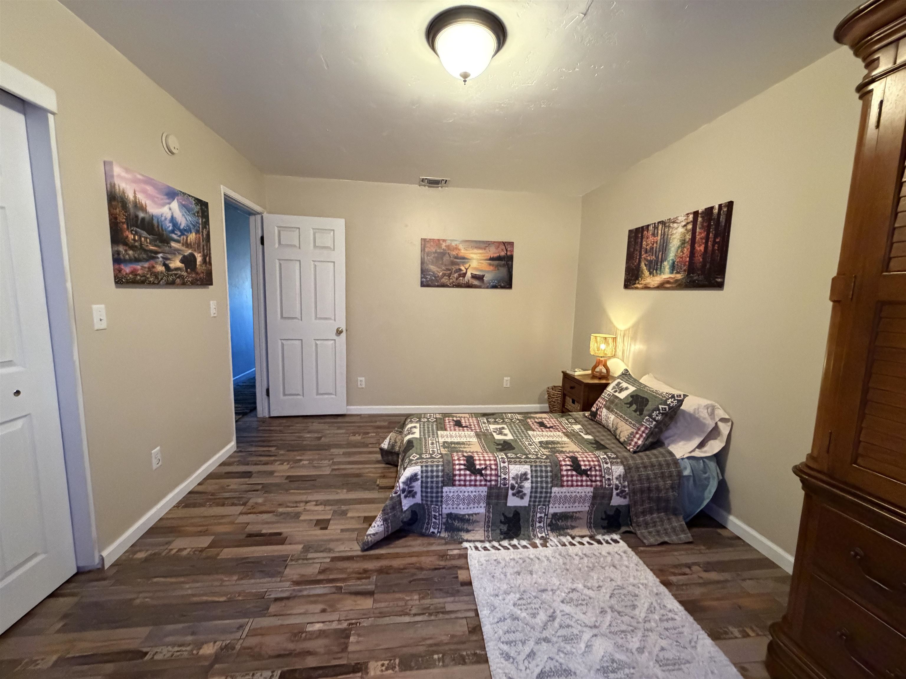 191 Alpine Drive Bishop, CA 93514 - Photo 33 of 50 a bedroom with bed and a couch