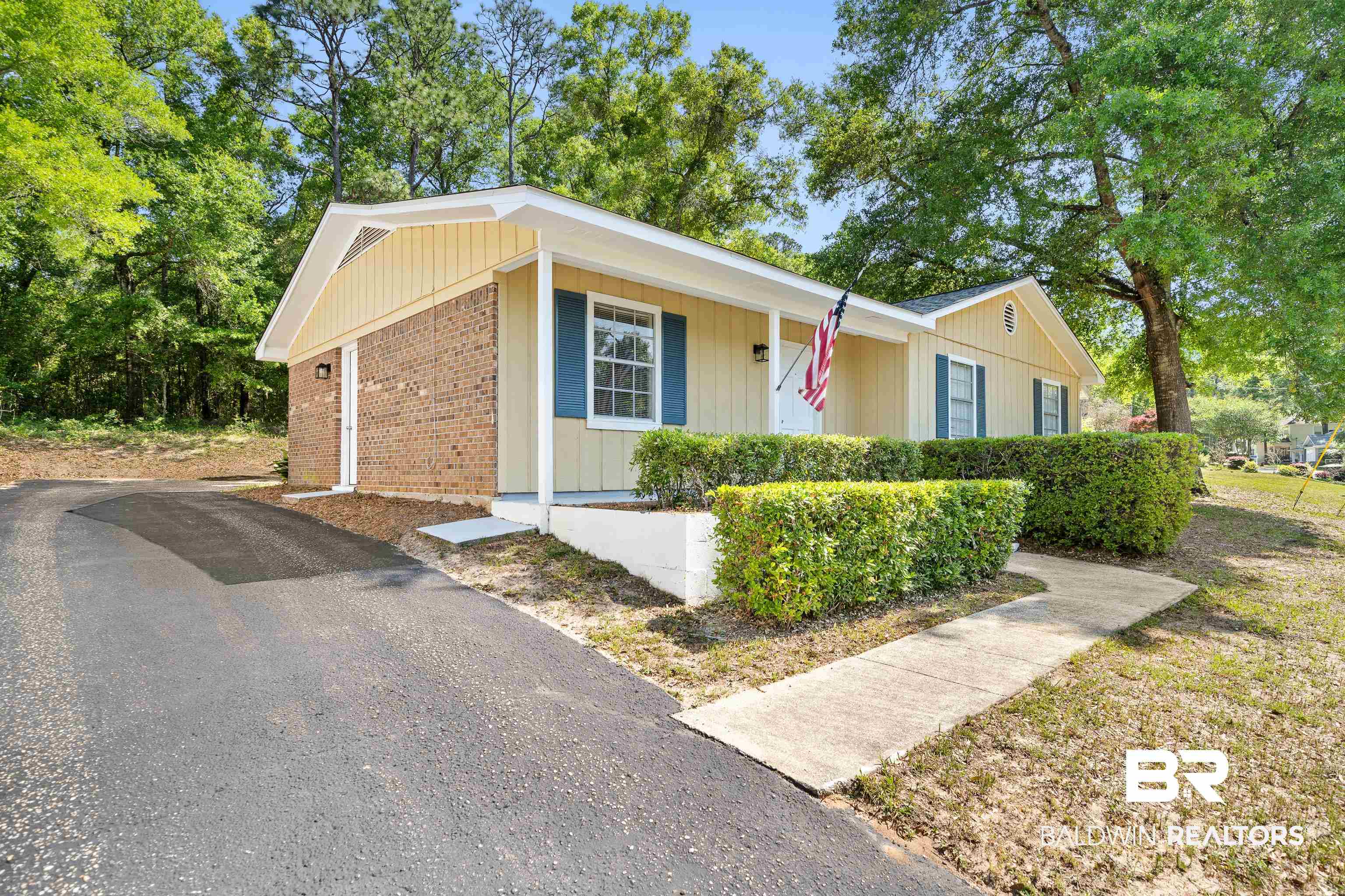 201 Avon Circle East Daphne, AL 36526 - Photo 2 of 23