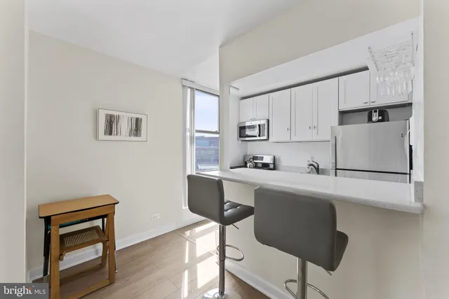 $2,000 | 1260 21st Street Northwest, Unit 1005, Washington, DC 20036
