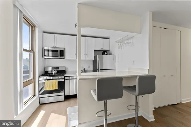 $2,000 | 1260 21st Street Northwest, Unit 1005, Washington, DC 20036