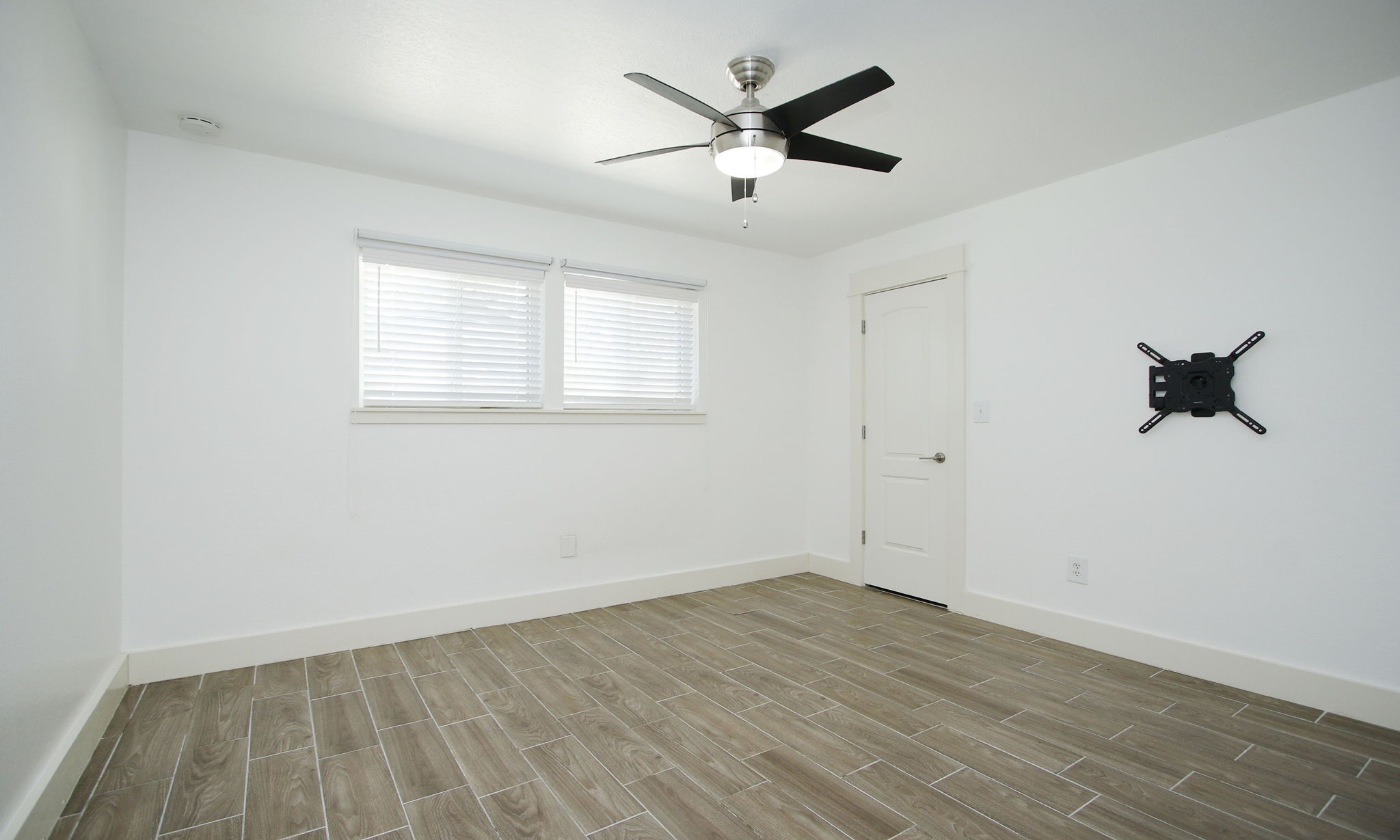 10611 Deerwood Road Houston, TX 77042 - Photo 29 of 47 wooden floor in an empty room with a window
