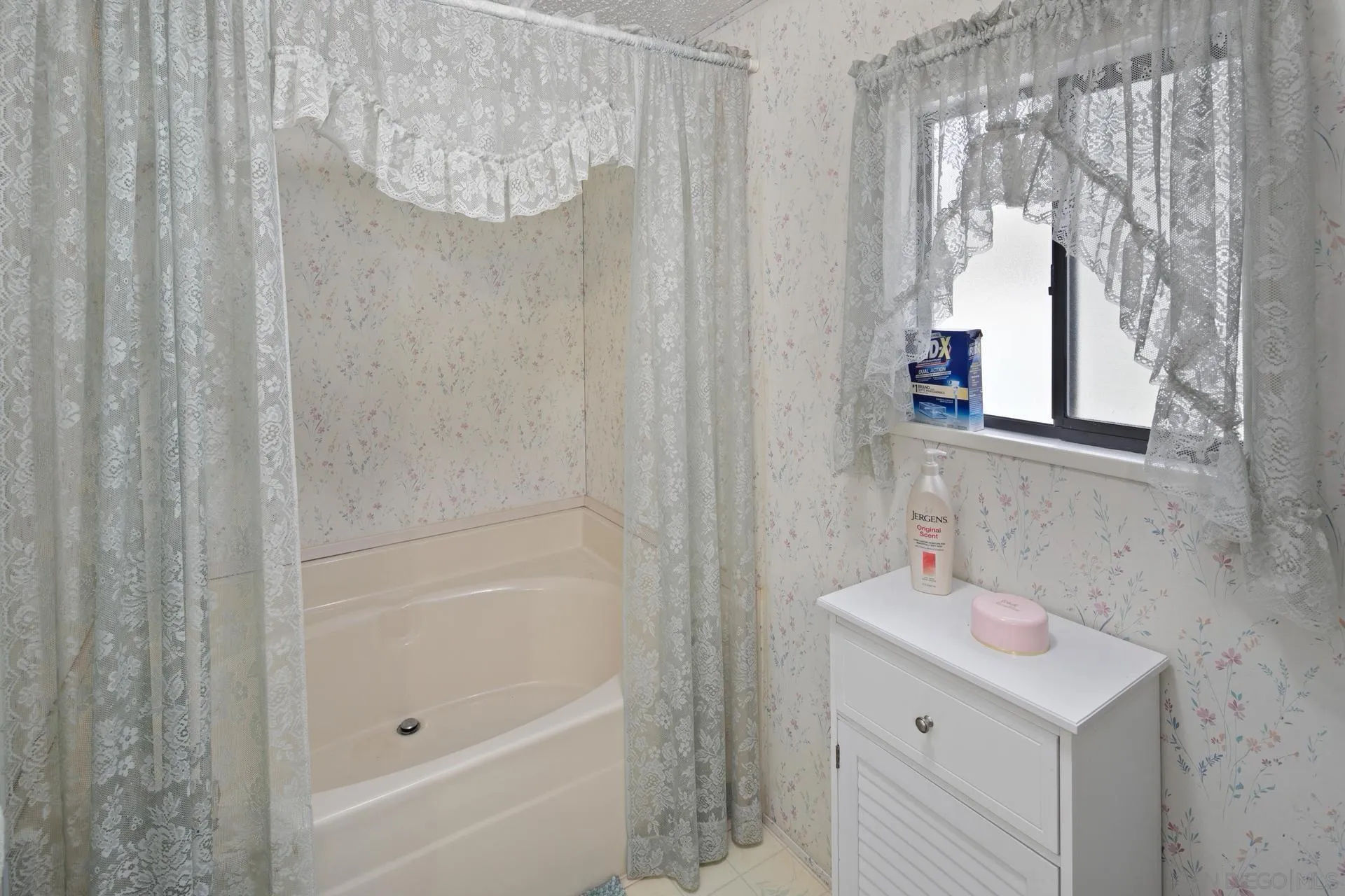 5820 Boulder Creek Road Julian, CA 92036 - Photo 54 of 75 a bathroom with a sink and a bathtub