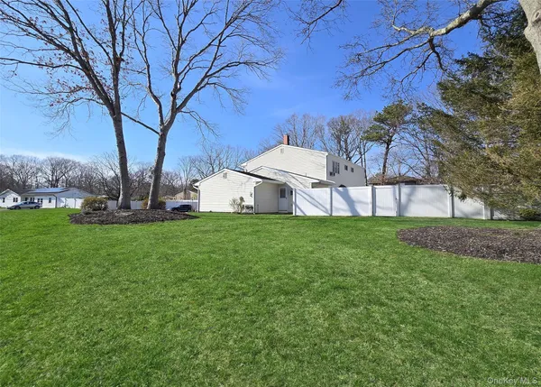 a view of a house with backyard and garden