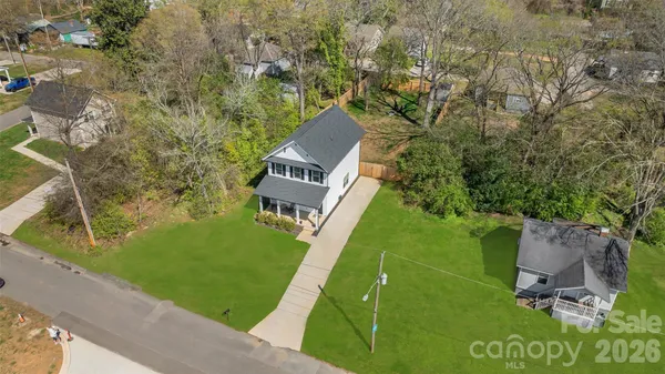 a view of a yard with a tree
