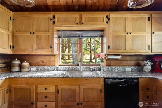 $950,000 | 898 East Meadowood Lane, Freeland, WA 98249