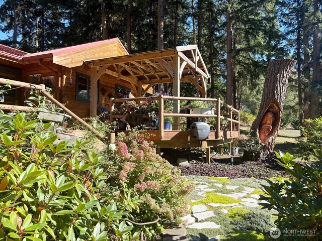 $950,000 | 898 East Meadowood Lane, Freeland, WA 98249