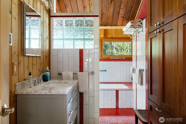 $950,000 | 898 East Meadowood Lane, Freeland, WA 98249