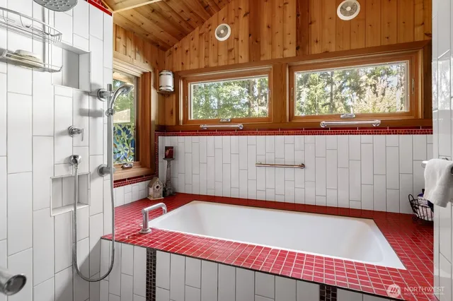 $950,000 | 898 East Meadowood Lane, Freeland, WA 98249