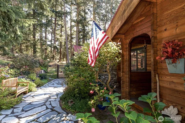 $950,000 | 898 East Meadowood Lane, Freeland, WA 98249