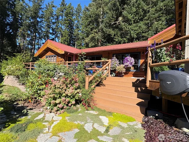 $950,000 | 898 East Meadowood Lane, Freeland, WA 98249