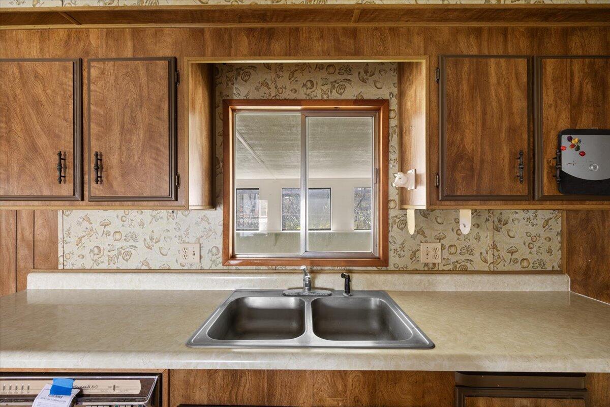 829 West Harbeck Road Grants Pass, OR 97527 - Photo 10 of 36 10-IMG_3266