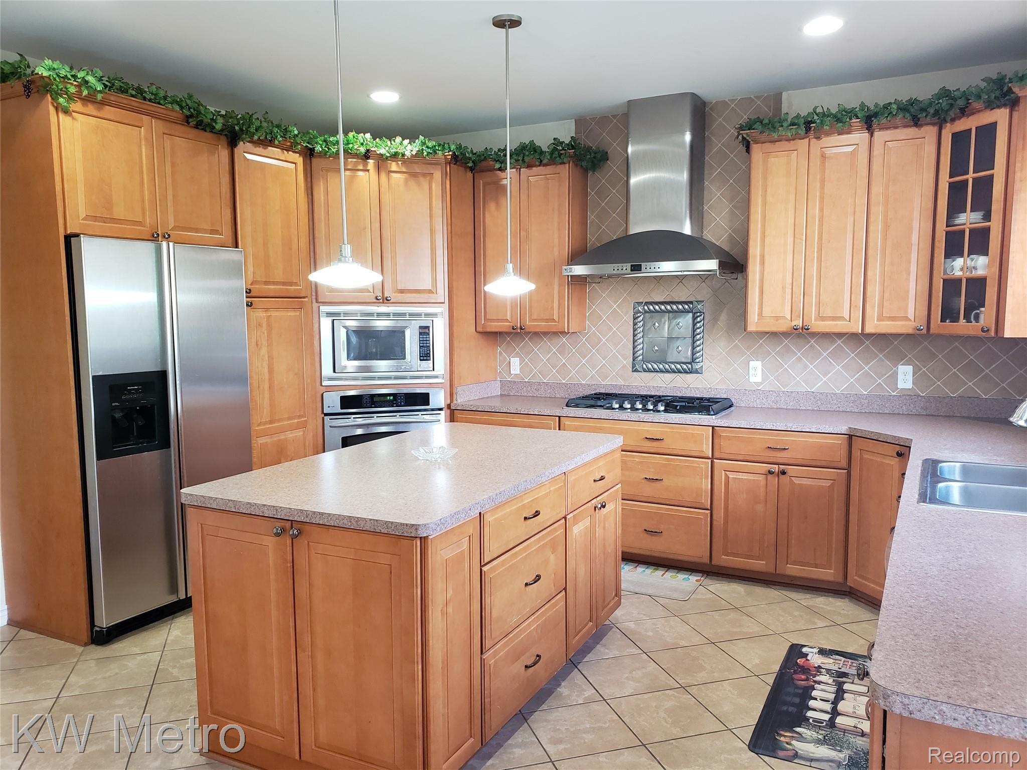 1227 Letica Drive Rochester, MI 48307 - Photo 27 of 58 Refrigerator with Filtered Water