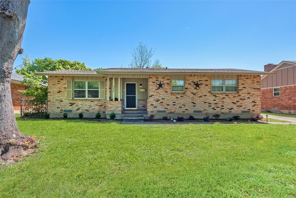 a view of a house with a backyard