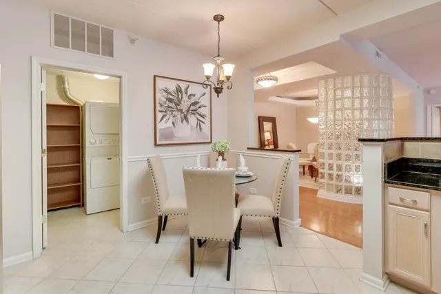 $399,000 | 425 Village Green South, Unit 213, Lincolnshire, IL 60069