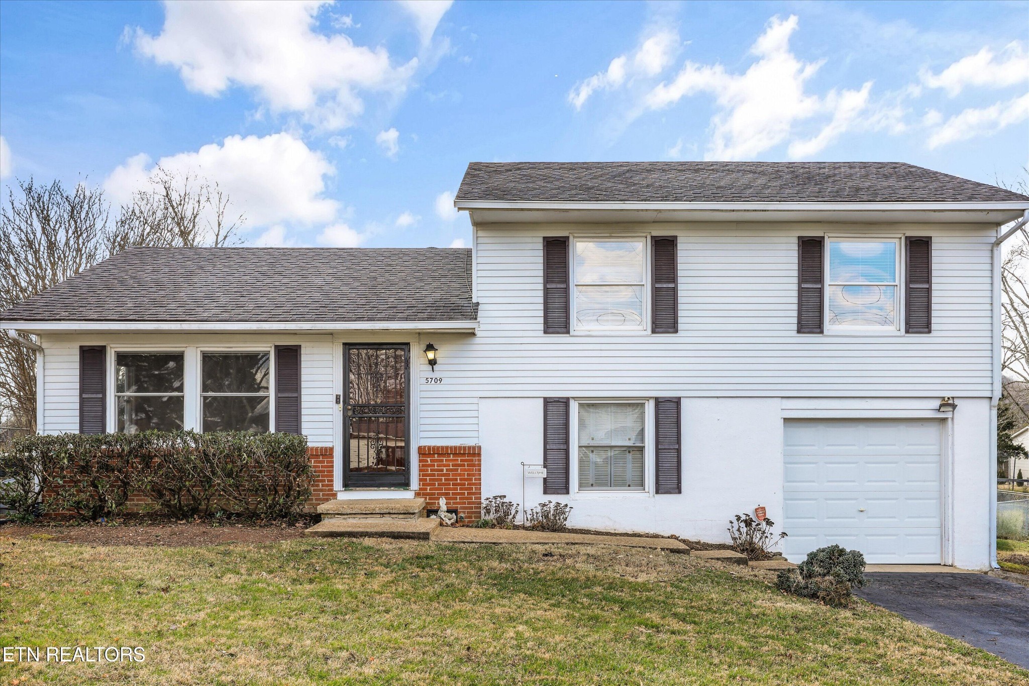 5709 Stoneleigh Road Knoxville, TN 37912 - Photo 1 of 38 Gallery Image 1