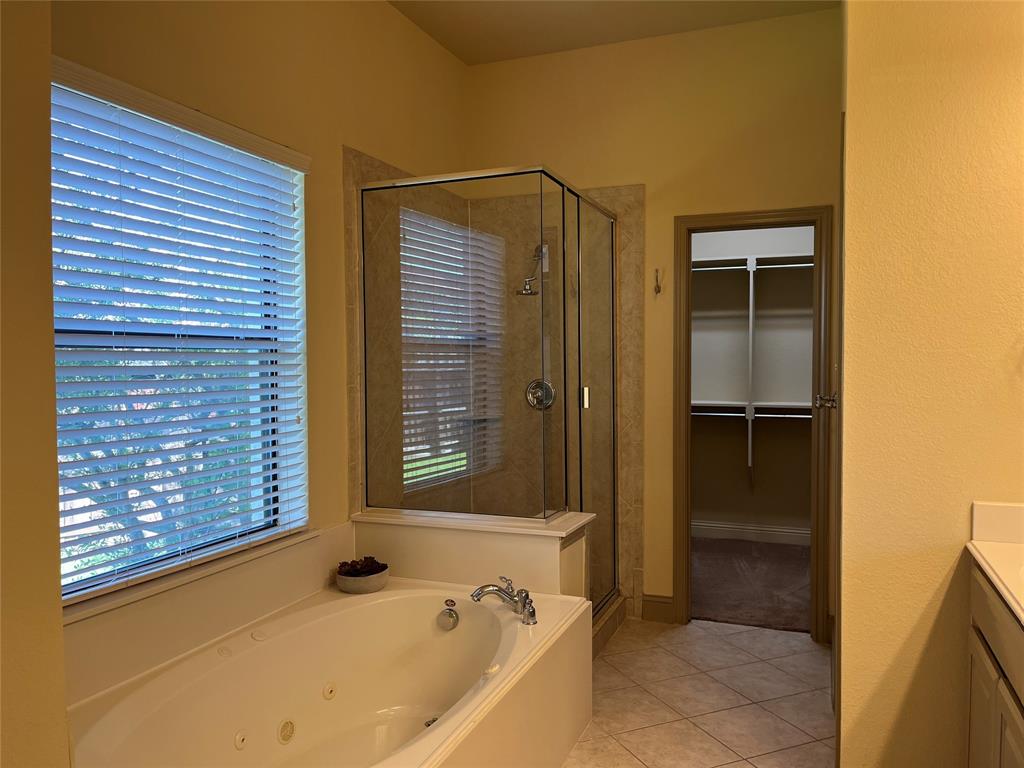 830 La Cima Irving, TX 75039 - Photo 11 of 40 Jetted Tub, Separate Shower